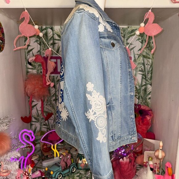 Chico's Flower Embroidered Beautiful Denim Jacket - Size 1- 130 Retail - Picture 3 of 4